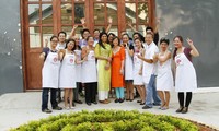 Vua đầu bếp Mỹ Christine Hà thử thách top 17 thí sinh 