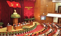 Người dân góp ý kiến với Hội nghị lần thứ 7 Ban Chấp hành TW Đảng khóa XI