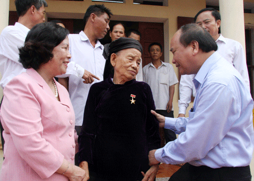 Phó Thủ tướng Nguyễn Xuân Phúc thăm thương bệnh binh, gia đình liệt sĩ tỉnh Bắc Giang