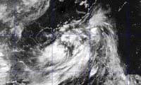 Tâm bão trên khu vực phía Đông quần đảo Hoàng Sa