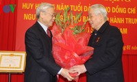  Trao tặng Huy hiệu 75 năm tuổi Đảng cho nguyên Tổng Bí thư  Đỗ Mười 