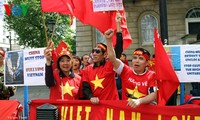Người Việt tại Anh xuống đường biểu tình phản đối Trung Quốc