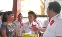 Các đại biểu thanh niên kiều bào tham dự Trại hè Việt Nam 2014 thăm đảo Lý Sơn