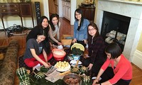 Du học sinh Việt gói bánh chưng chờ đón phút giao thừa quê nhà