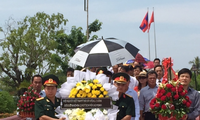 Lễ dâng hương tại khu lưu niệm Chủ tịch Hồ Chí Minh tại khu di tích Xiêng Vang