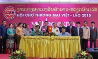 Hội chợ thương mại Việt Nam - Lào 2015 kết nối doanh nghiệp hai nước