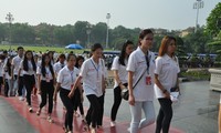 Thanh thiếu niên kiều bào viếng Lăng Chủ tịch Hồ Chí Minh