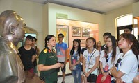 Đoàn đại biểu Trại hè VN 2015 thăm Bảo tàng Lịch sử Quân sự Việt Nam
