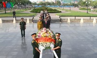 Dâng hoa tại Đài tưởng niệm Quân tình nguyện Việt Nam ở Campuchia
