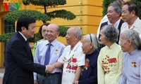 Chủ tịch nước Trương Tấn Sang gặp mặt chiến sĩ cách mạng bị tù đày