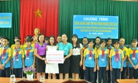 Hội Người Việt Nam tại TP Voronezh (Liên Bang Nga) tặng BHYT cho học sinh Quảng Ninh