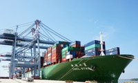Tàu lớn nhất thế giới cập cảng quốc tế Cái Mép