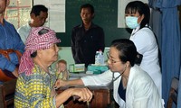 Khám bệnh miễn phí cho hơn 1.000 Việt kiều và dân nghèo Campuchia