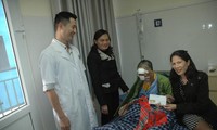 Quỹ “Tấm lòng Việt - chia sẻ yêu thương" tặng quà cho bệnh nhân nghèo vừa mổ khối u