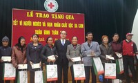 Chủ tịch Ủy ban Trung ương MTTQ Việt Nam Nguyễn Thiện Nhân thăm, tặng quà Tết tại Nam Định