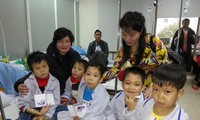Hội Vườn Việt ở Châu Âu tặng quà cho bệnh nhi tại Viện Huyết học truyền máu Trung ương