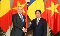 Phó Thủ tướng, Bộ trưởng Ngoại giao Phạm Bình Minh tiếp Bộ trưởng Ngoại giao Romania Lazar Comanescu