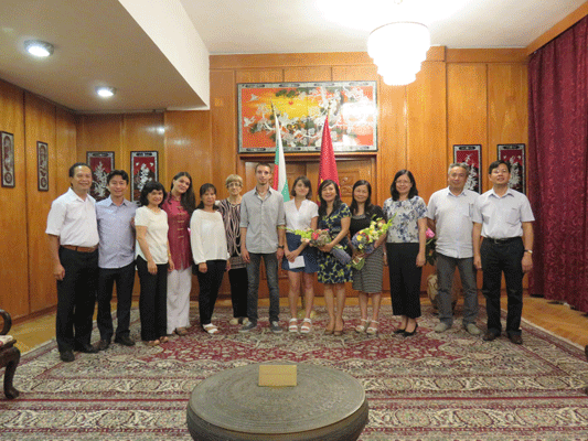 Doanh nhân Việt kiều hỗ trợ sinh viên Bungari sang Việt Nam thực tập tiếng Việt
