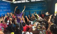 Bộ tư lệnh Thành phố HCM khám bệnh và tặng quà cho người nghèo tại Biển Hồ, Campuchia
