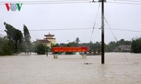 Hôm nay, dự báo lũ xuống nhưng các tỉnh miền Trung vẫn ngập lụt sâu