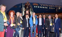 Hà Nội và Thành phố Hồ Chí Minh đón đoàn khách du lịch quốc tế đầu tiên