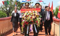 Cộng đồng người Việt Nam tại Lào dâng hương viếng Chủ tịch Hồ Chí Minh