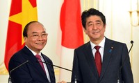 Thủ tướng Chính phủ Việt Nam Nguyễn Xuân Phúc và Thủ tướng Nhật Bản Shinzo Abe họp báo