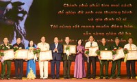 Thủ tướng Nguyễn Xuân Phúc dự hội nghị biểu dương 700 người có công với cách mạng tiêu biểu