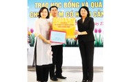   Phó Chủ tịch nước Đặng Thị Ngọc Thịnh trao học bổng và tặng quà Trung thu tại Huế