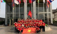 CĐV tại Lào cuồng nhiệt cổ vũ cho U23 Việt Nam trong trận chung kết