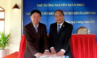  Thủ tướng Nguyễn Xuân Phúc gặp gỡ và tặng quà bà con kiều bào ở Siêm Riệp