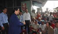 Phó Chủ tịch Thường trực Quốc hội Tòng Thị Phóng khảo sát sạt lở ở quận Ô Môn, thành phố Cần Thơ
