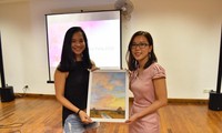 Hàng trăm học sinh nghèo tại Việt Nam được nhận học bổng Hoa Phong lan Singapore