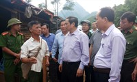 Trưởng ban Tổ chức Trung ương Phạm Minh Chính thăm hỏi bà con vùng lũ