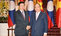 Thủ tướng Nguyễn Xuân Phúc tiếp Thủ tướng Lào Thongloun Sisoulith