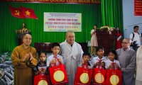 Đoàn Phật giáo Hàn Quốc tặng quà và 100 xe đạp cho trẻ em tỉnh Đắc Lắc