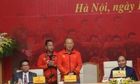 Chùm ảnh: Thủ tướng Nguyễn Xuân Phủc gặp đội tuyển bóng đá Việt Nam