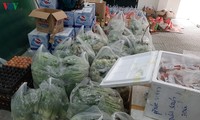 Cấp thực phẩm miễn phí cho người dân trong khu cách ly phường Trúc Bạch