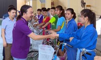 Trung tâm Huấn luyện và Thi đấu thể dục thể thao Yên Bái cùng Việt kiều Trường Nguyễn tặng xe đạp cho vận động viên 