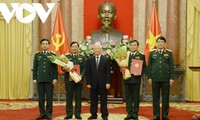 Tổng Bí thư, Chủ tịch nước Nguyễn Phú Trọng trao Quyết định thăng hàm cấp Thượng tướng cho cho hai sỹ quan cao cấp 