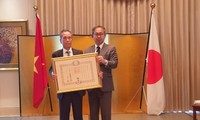 Nhật Bản trao Huân chương Mặt trời mọc Tia sáng vàng và Nơ thắt hoa hồng cho Phó Giáo sư - Tiến sĩ Trần Sơn