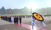 Các đại biểu dự Đại hội đại biểu toàn quốc lần thứ XIII của Đảng vào Lăng viếng Chủ tịch Hồ Chí Minh và các anh hùng, liệt sĩ