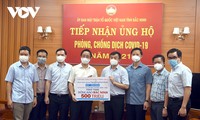 VOV trao tiền hỗ trợ hai tỉnh Bắc Giang, Bắc Ninh chống dịch COVID-19