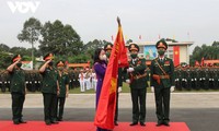 Phó Chủ tịch nước Võ Thị Ánh Xuân trao Huân chương Quân công hạng Nhì cho Trường Sỹ quan Lục quân 2
