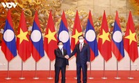 Chủ tịch Quốc hội Vương Đình Huệ hội kiến với Thủ tướng Lào Phankham Viphavanh