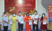 Toàn bộ ấn phẩm của Hội báo Xuân tỉnh Khánh Hòa được trao tặng cho huyện đảo Trường Sa và các đơn vị cơ sở