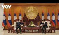 Bộ trưởng Nguyễn Chí Dũng chào xã giao lãnh đạo cấp cao Lào