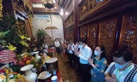 Đoàn đại biểu Kiều bào tiêu biểu về dâng hương tưởng niệm các Vua Hùng