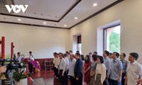 Đoàn đại biểu Đài Tiếng nói Việt Nam dâng hương tưởng nhớ Chủ tịch Hồ Chí Minh