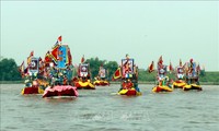 Diễn xướng hội quân trên sông Lục Đầu thu hút đông đảo du khách